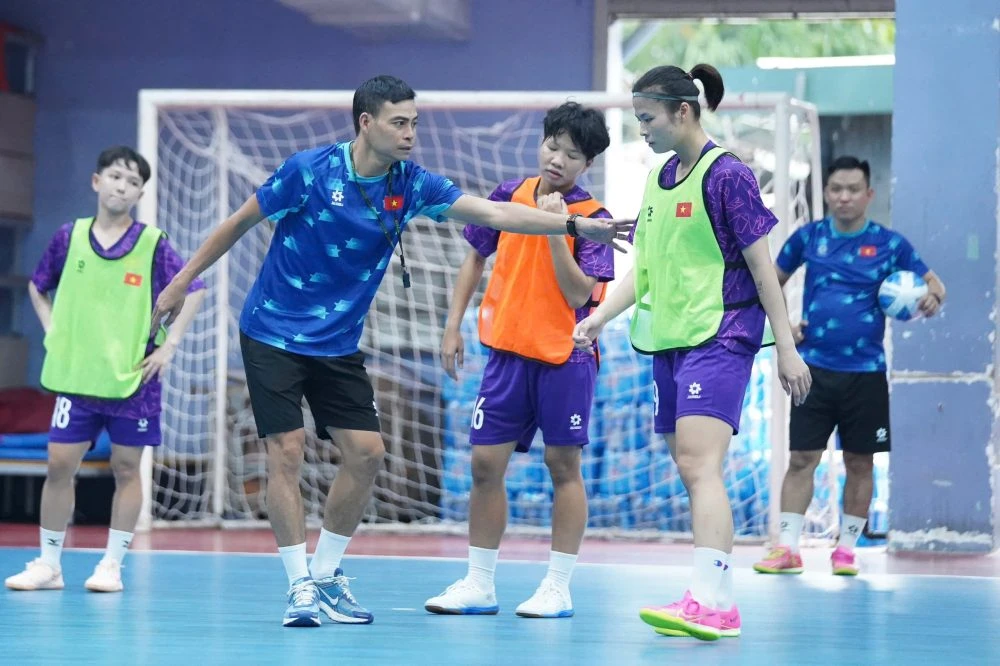 Đội tuyển futsal nữ Việt Nam trên sân tập chuẩn bị cho giải vô địch Đông Nam Á 2024